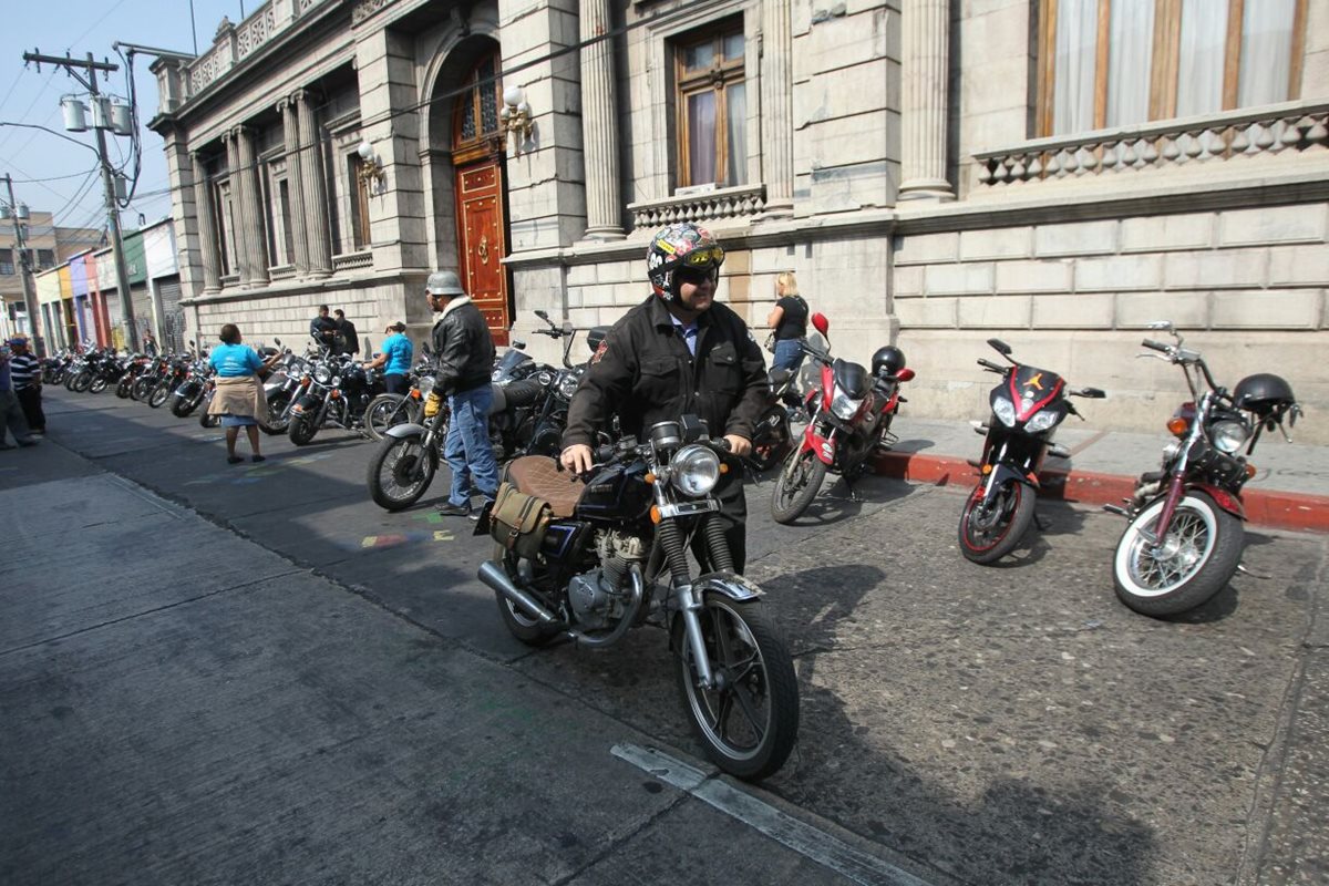 Motociclistas piden frente al Congreso que se derogue el reglamento que los obliga a utilizar chalecos anaranjados. (Foto Prensa Libre: Érick Ávila)