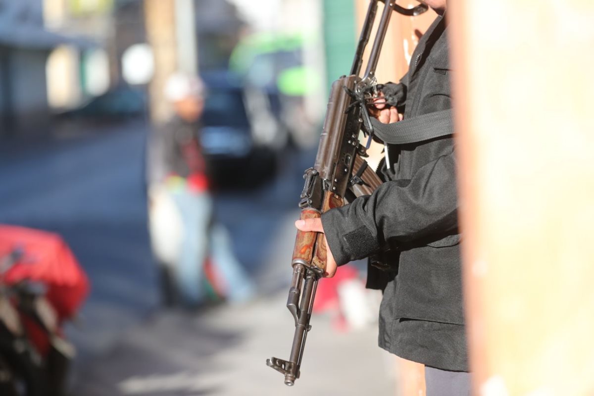 Agentes de la PNC continúan resguardando sede del Sistema Penitenciario.