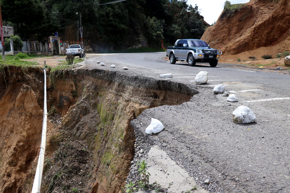 Algunas vías importantes, como la carretera CA-1 occidente, tienen daños severos. (Foto Prensa Libre: Mike Castillo)