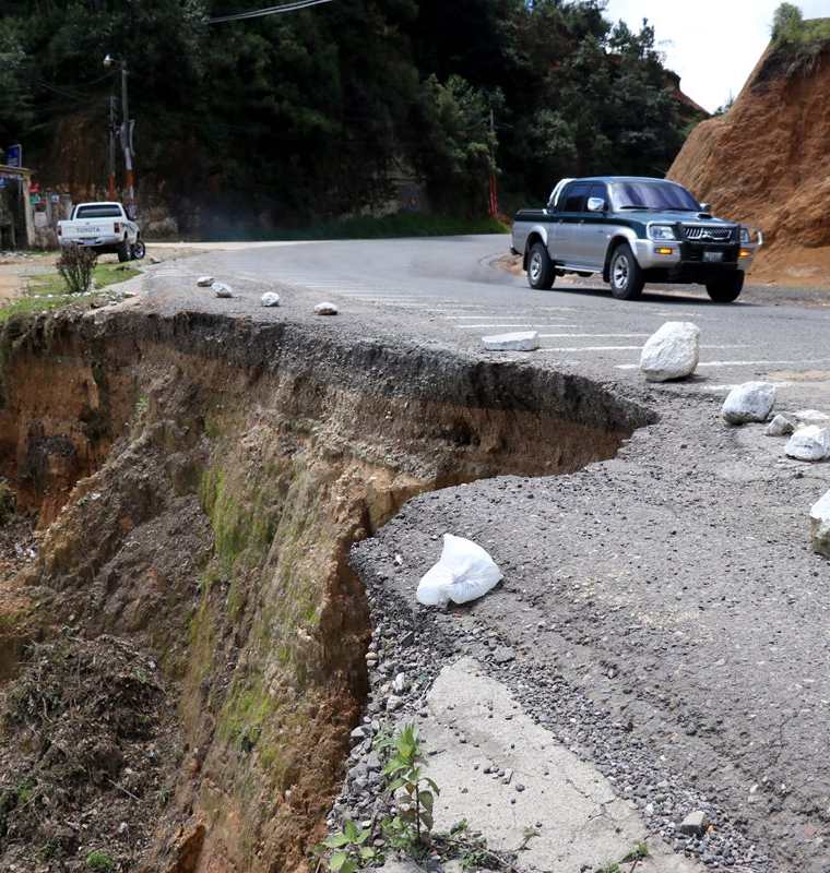 Algunas vías importantes, como la carretera CA-1 occidente, tienen daños severos. (Foto Prensa Libre: Mike Castillo)
