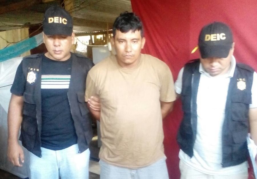 Héctor Leónidas Girón Alvarado es trasladado hacia un juzgado en Retalhuleu. (Foto Prensa Libre: PNC)