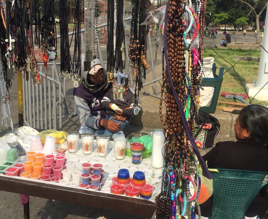 Wilson Galicia regresó este martes al Parque Central, donde acompaña a su abuela y otros familiares a vender veladoras. (Foto Prensa Libre: Cortesía Guatevisión)