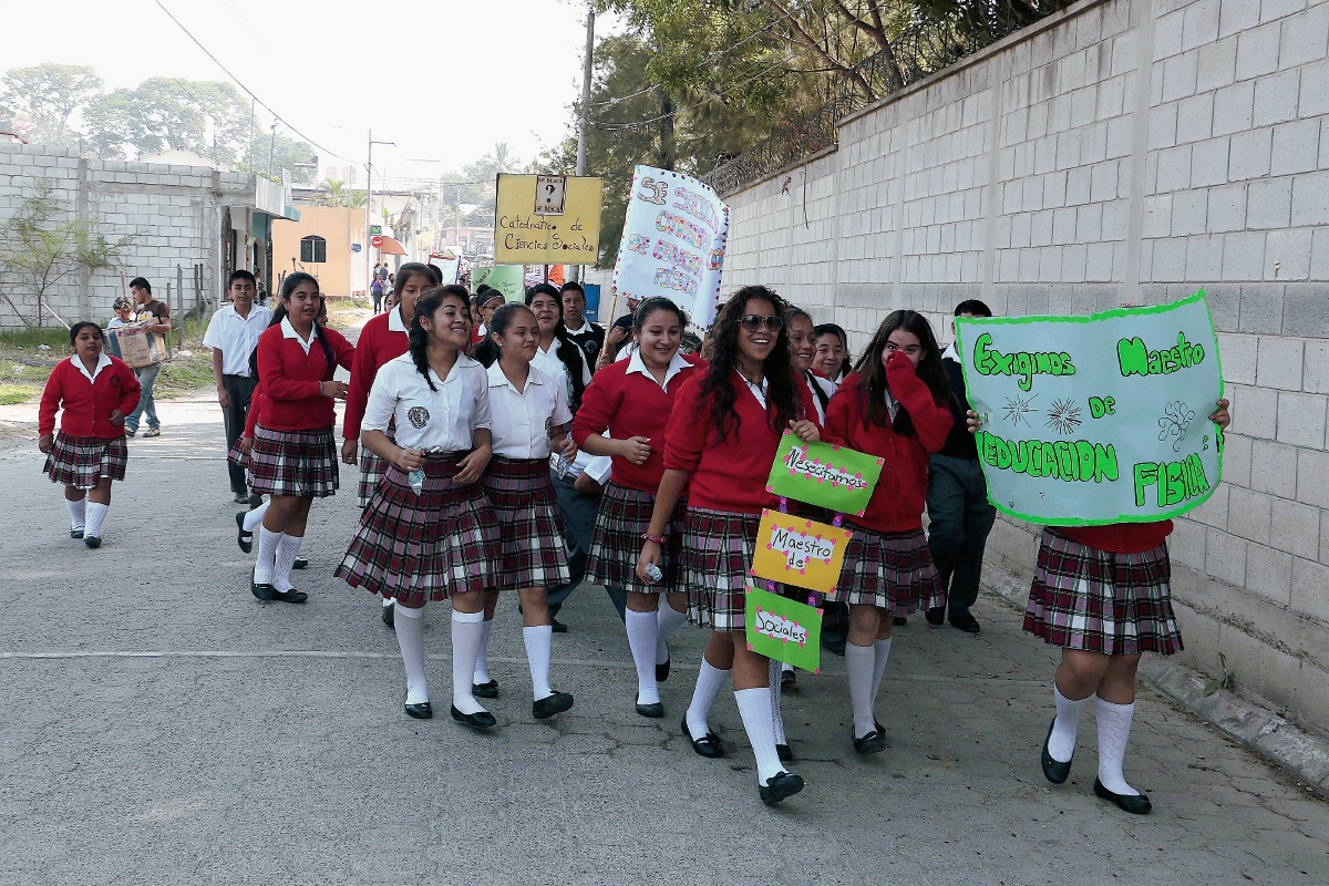Estudiantes protestan en Salamá, Baja Verapaz, para exigir maestros. (Foto Prensa Libre: Carlos Grave)