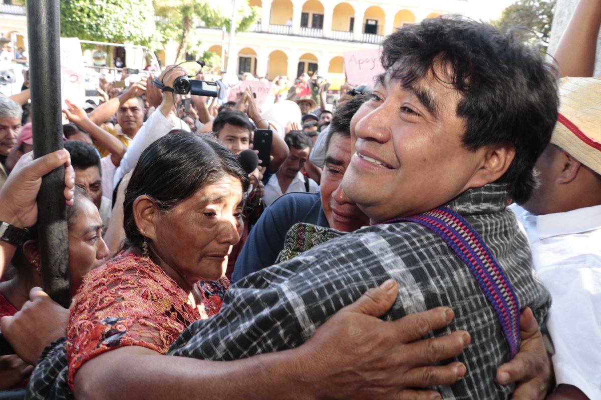 La madre de Bernardo Caal lo abraza luego de conocer la resolución del juez y percatarse de que no quedó en prisión preventiva, aunque si ligado a proceso. (Foto Prensa Libre: Eduardo Sam Chun)