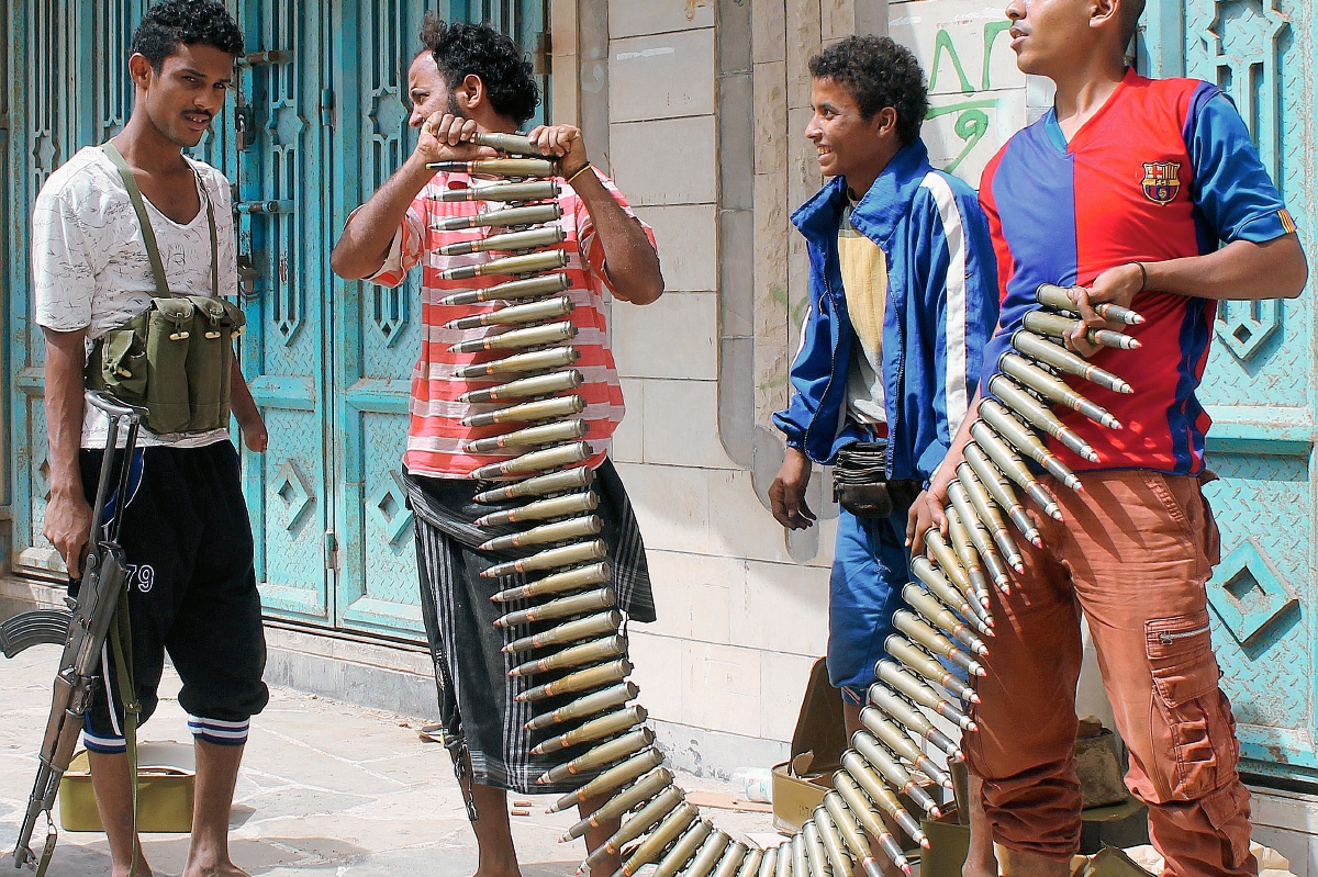 Combatientes yemeníes opuestos a los rebeldes hutíes tienen un cinturón de bala en Adén. (Foto Prensa LIbre: AFP)
