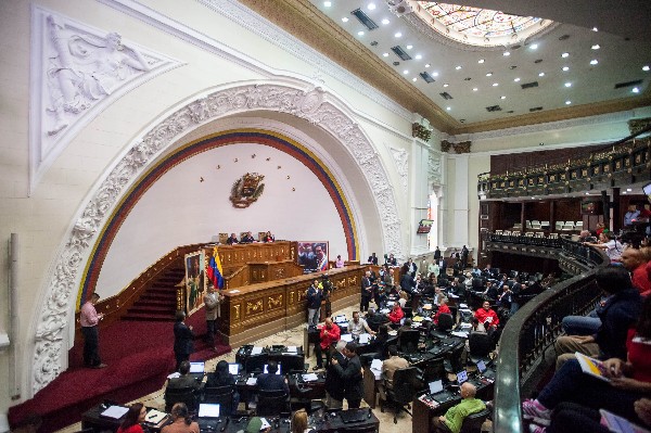 El presidente de la Asamblea Nacional (AN) Diosdado Cabello (c),  participa en la sesión parlamentaria (Foto Prensa Libre: AP)