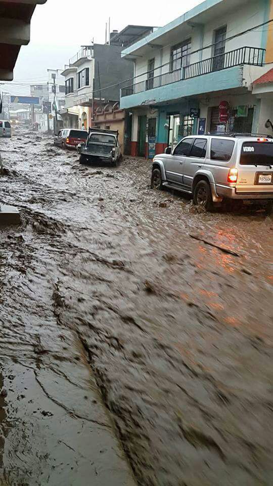 Vehículos tuvieron dificultad para transitar por Almolonga. (Foto Prensa Libre: Cortesía Pedro Poz)