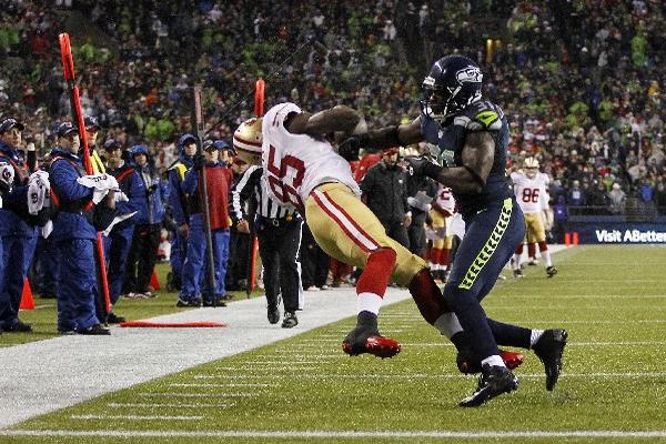 Vernon Davis, izquierda, de los 49 de los San Francisco se recupera. (Foto Prensa Libre: AFP)