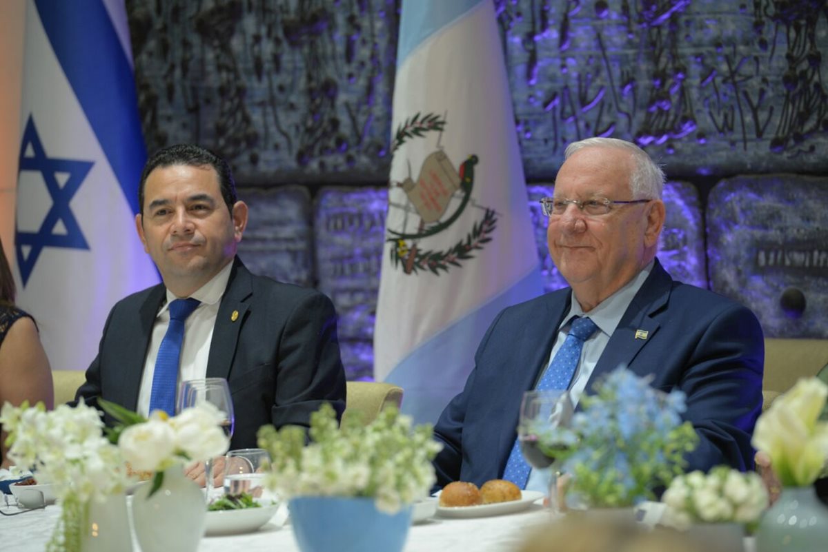 El presidente Jimmy Morales comparte una cena en la casa presidencial de Israel, junto al presidente Reuven Rivlin. (Foto Prensa Libre: CSCP)