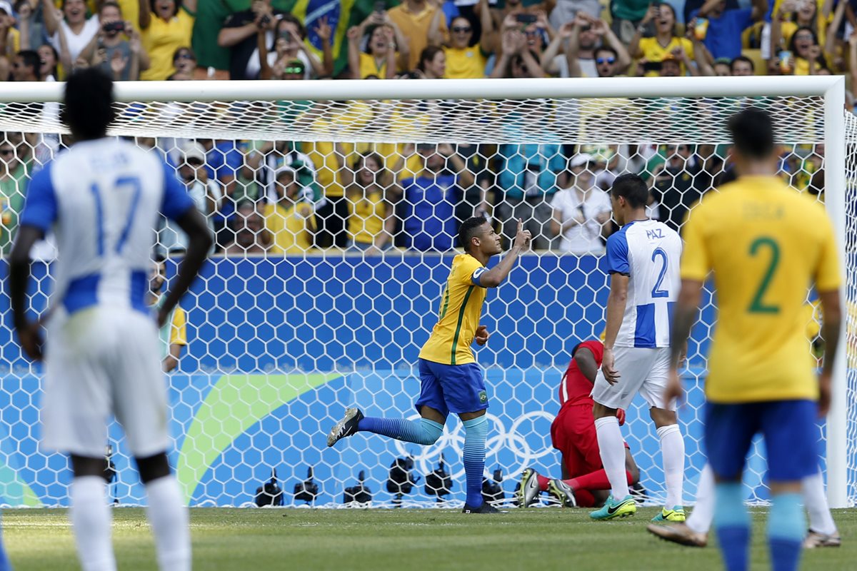 Neymar corre y celebra mientras el portero Luis López queda vencido en el penalti que selló la goleada 6-0 de Brasil sobre Honduras. (Foto Prensa Libre: AP)
