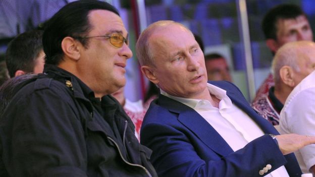 En 2016, el presidente ruso Vladimir Putin le otorgó ciudadanía rusa a Steven Seagal. AFP/GETTY