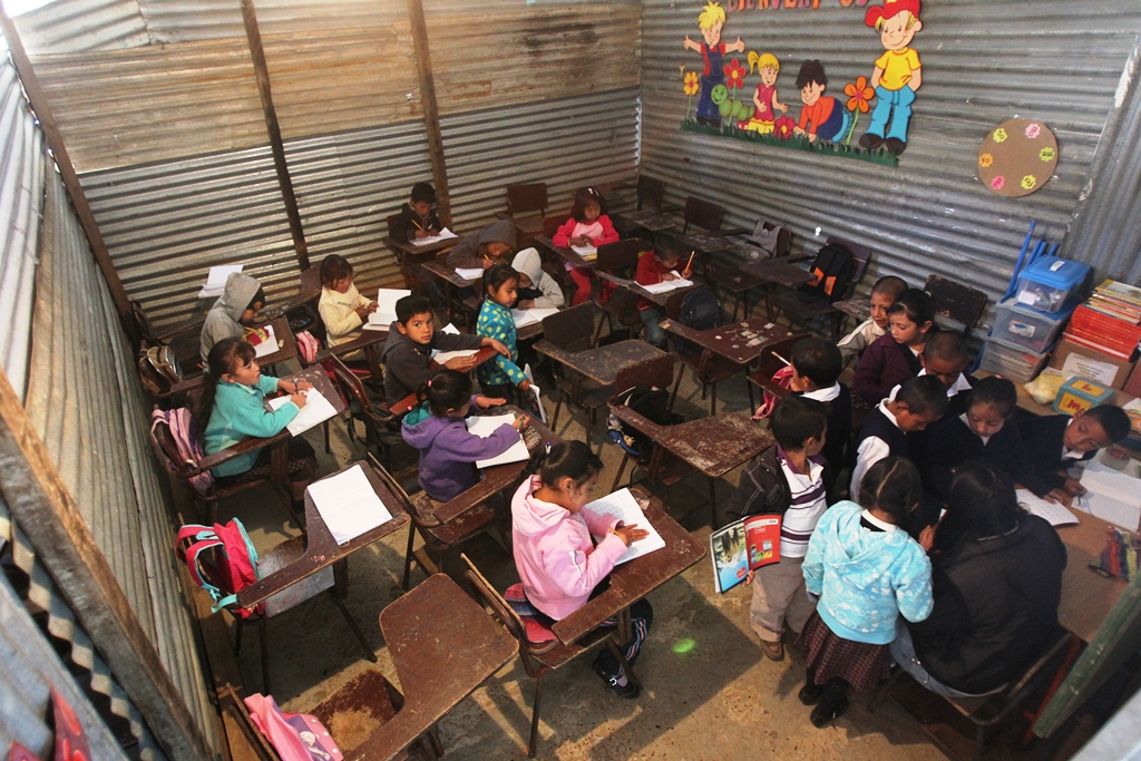 La inversión en infraestructura escolar es escasa; la mayor parte del presupuesto va a salarios. (Foto Prensa Libre: Hemeroteca PL)