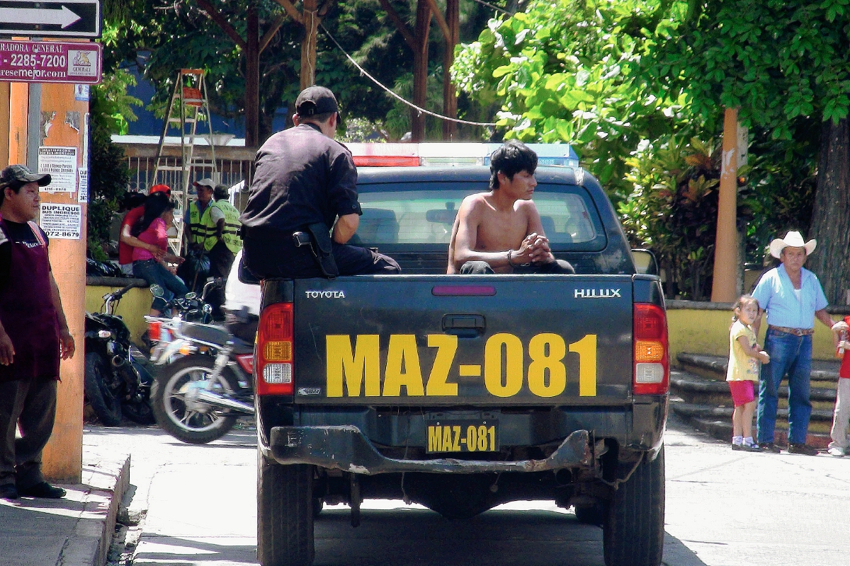 Agentes de la PNC trasladan a uno de los cinco capturados al Hospital Nacional de Mazatenango. (Foto Prensa Libre: Melvin Popá)