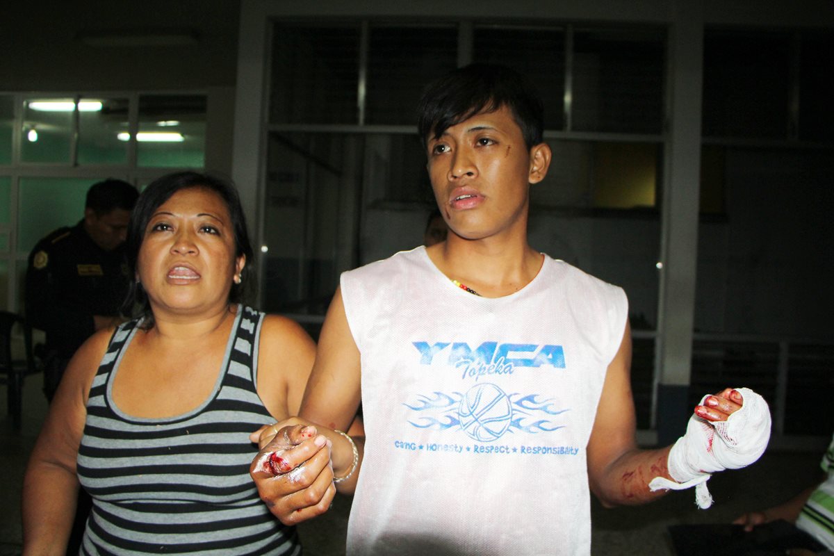La víctima fue vendado de las dos manos por la profundidad de las heridas. (Foto Prensa Libre: Rolando Miranda)