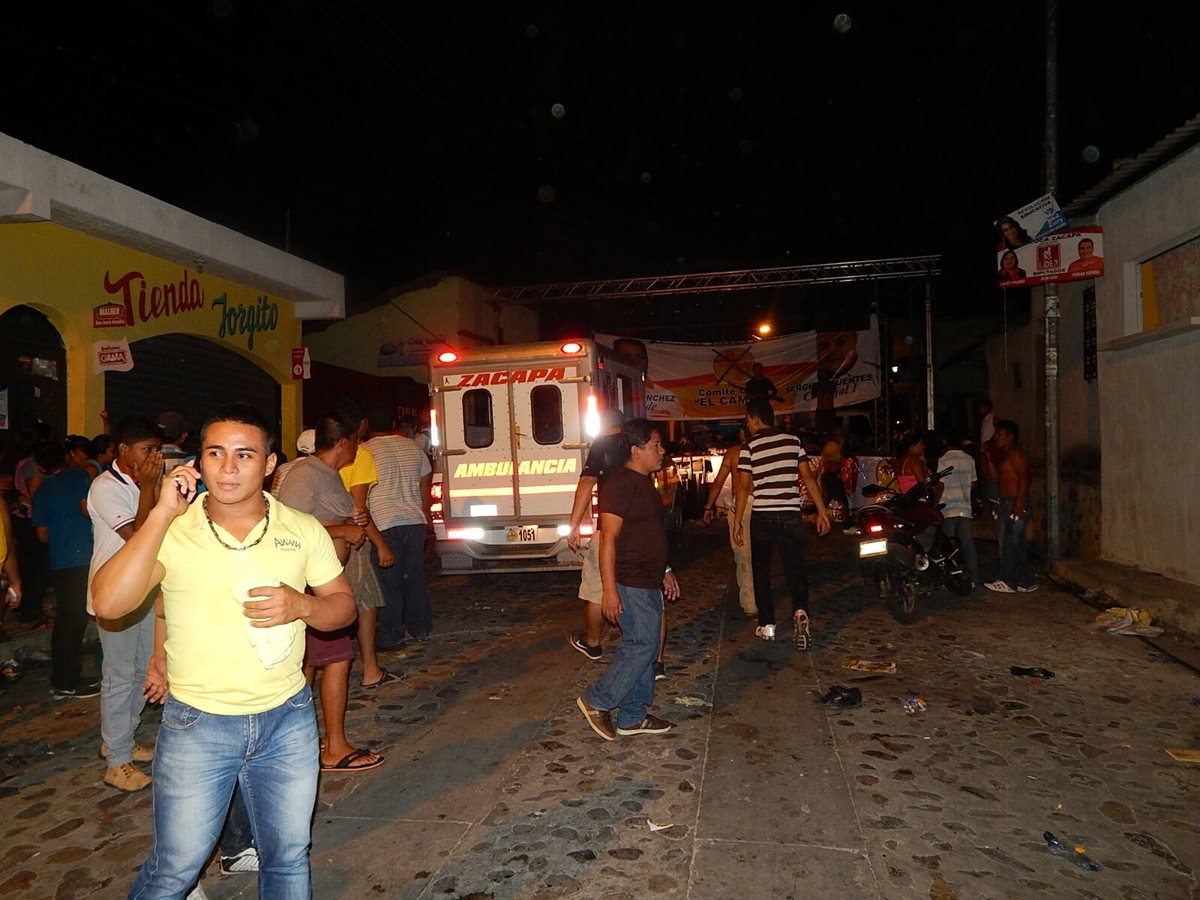 Socorristas atienden a afectados en mítin del Comité Cívico El Cambio, en la cabecera de Zacapa, donde desconocidos lanzaron gas lacrimógeno. (Foto Prensa Libre: Víctor Gómez)