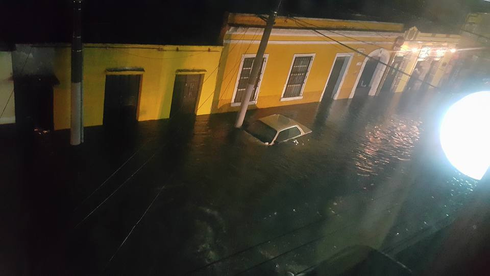 Por la lluvia en Xela varias zonas quedaron inundadas, en la zona 1 un vehículo quedó atrapado en la inundación. (Foto Prensa Libre: Karla Anleu)