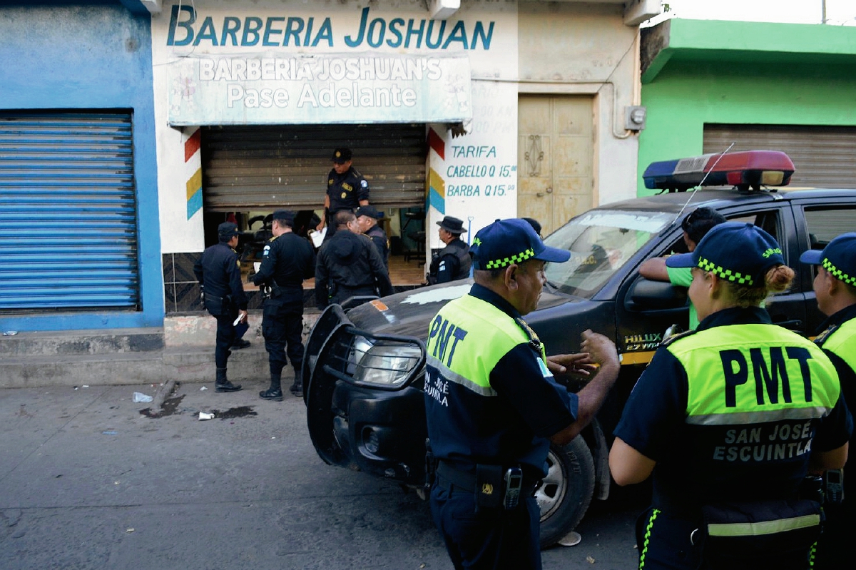 Personal del Ministerio Público recolectó cuatro  casquillos de bala en el escenario del crimen. (Foto Prensa Libre)