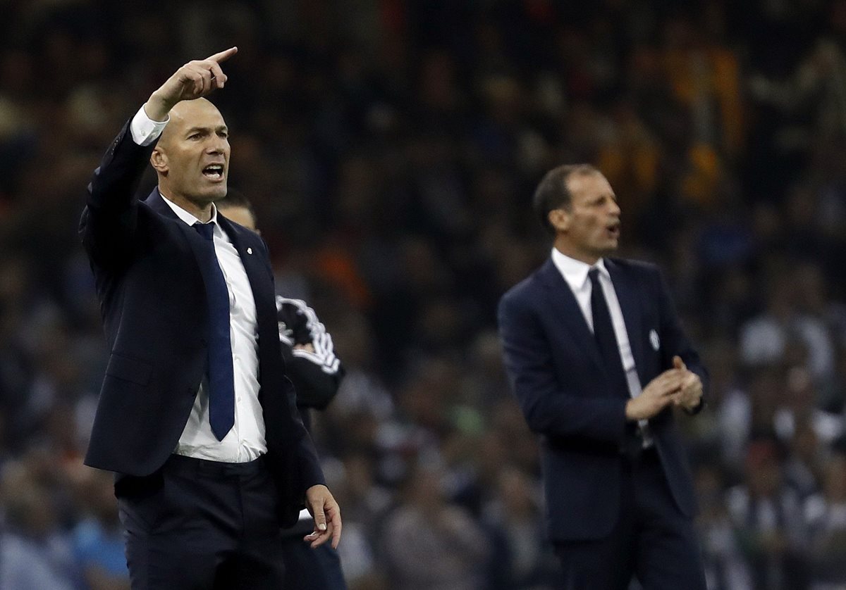 El técnico francés del Real Madrid, Zinedine Zidane (i), durante el encuentro correspondiente a la final de la Liga de Campeones contra la Juventus.