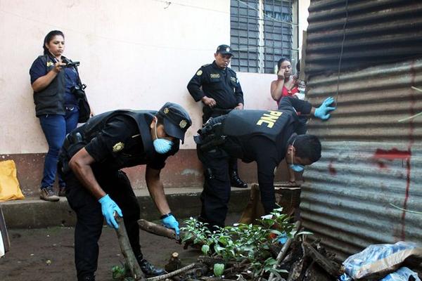 Investigadores buscan evidencias en la vivienda de Estuardo Huberti Mejía, quien fue capturado sindicado de asaltar en San Sebastián. (Foto Prensa Libre: Rolando Miranda)