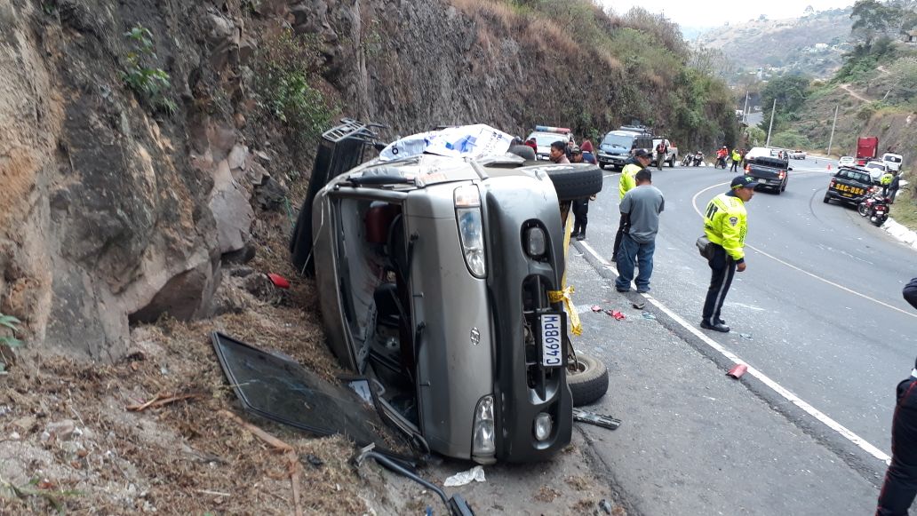 El bus volcó en el km 64 de la Ruta Nacional 14, entre El Tejar, Chimaltenango, y Pastores, Sacatepéquez. (Foto Prensa Libre: Renato Melgar)