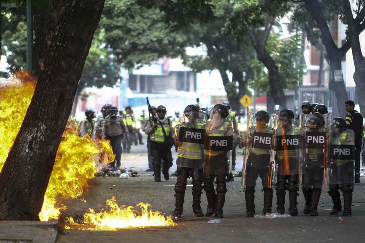 Mientras los manifestantes lanzaron bombas molotov a las autoridades.