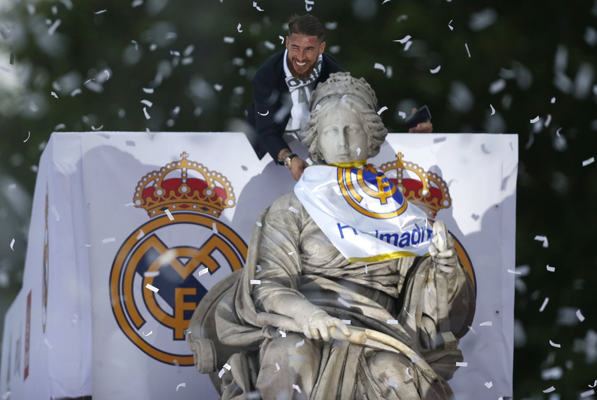 Sergio Ramos "viste" a la Diosa Cibeles con los colores del Real Madrid. (Foto Prensa Libre: EFE)