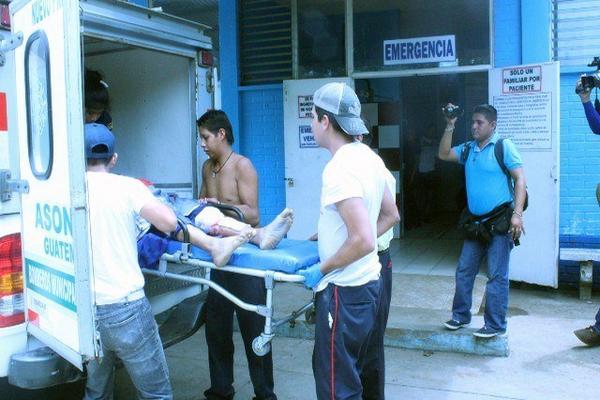 Socorristas trasladan a Francisca Luisa De Los Santos, quien sufrió un percance vial, en Nuevo Progreso. (Foto Prensa Libre: Alexander Coyoy) 