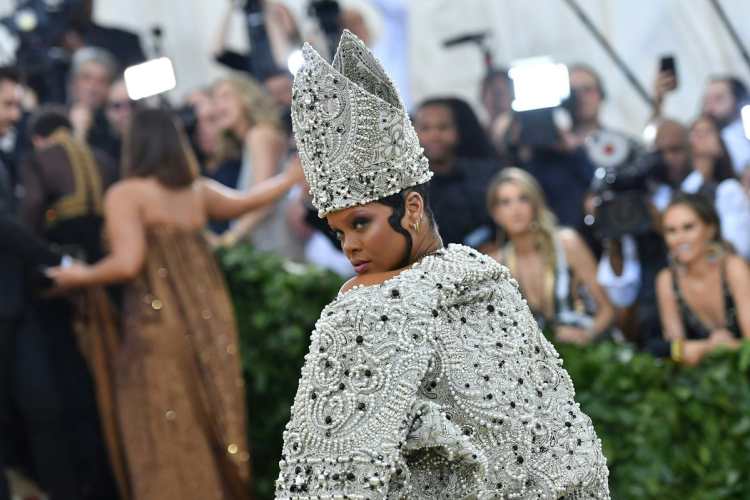 La cantante Rihanna y su atuendo simulando a un Papa.