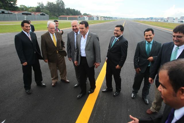 El presidente Jimmy Morales con funcionarios de Gobierno hace una inspección a la pista de rodaje en el aeropuerto internacional La Aurora. (Foto Prensa Libre: Álvaro Interiano)