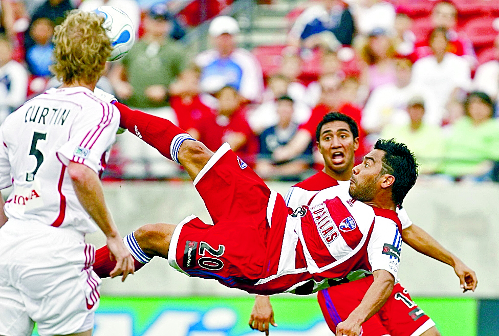 Carlos Humberto Ruiz consiguió su gol cien en la MLS con la elástica del FC Dallas (Foto Prensa Libre: Hemeroteca PL)
