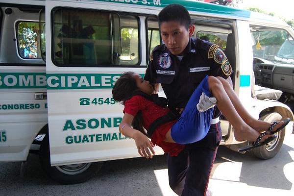 Cuatro personas fueron trasladadas al hospital de Coatepeque, al accidentarse el piocp en que viajaban. (Foto Prensa Libre: Alexander Coyoy)