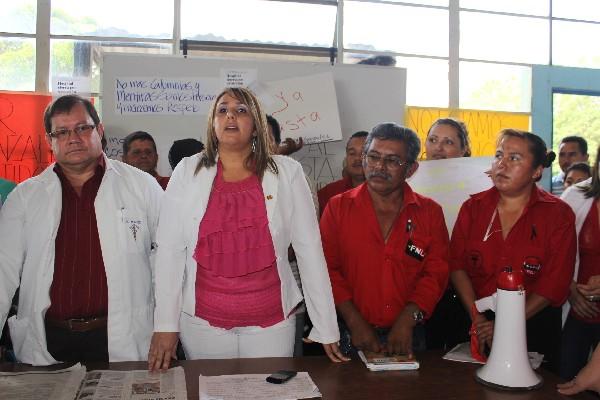Autoridades  del Hospital Nacional de   Jutiapa, en conferencia de prensa sobre  día de asueto.