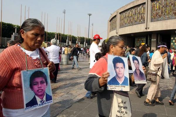 Madres de inmigrantes desaparecidos llegan frente la Basílica de Guadalupe. (Foto Prensa Libre: EFE)
