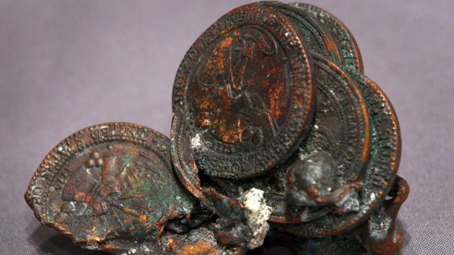 Se estima que una moneda de un centavo de dólar puede derretirse a más de 300 grados centígrados. Estas monedas fueron encontradas en los escombros de las Torres Gemelas. GETTY IMAGES
