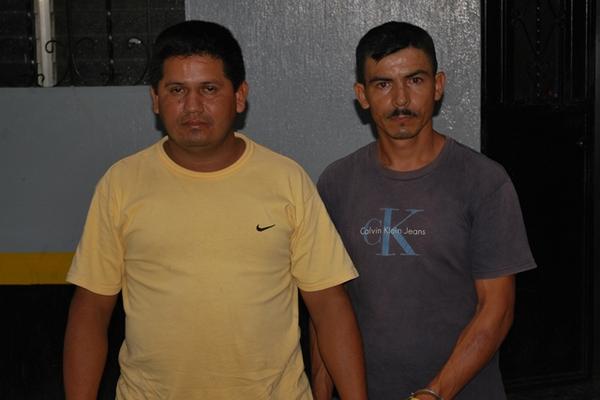 Dos hombres fueron sorprendidos cuando lavaban un vehículo, en el cual perpetraron un asesinato en Teculután. (Foto Prensa Libre: PNC)