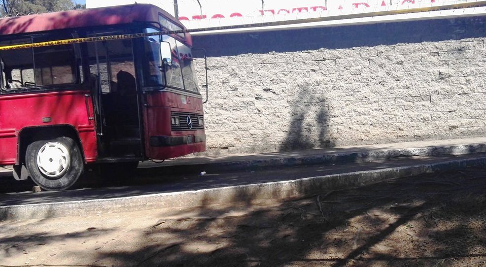 El piloto de un autobús de la ruta 204 fue atacado a balazos y murió en la colonia La Reformita, zona 12. (Foto Prensa Libre: Glenda Sánchez)