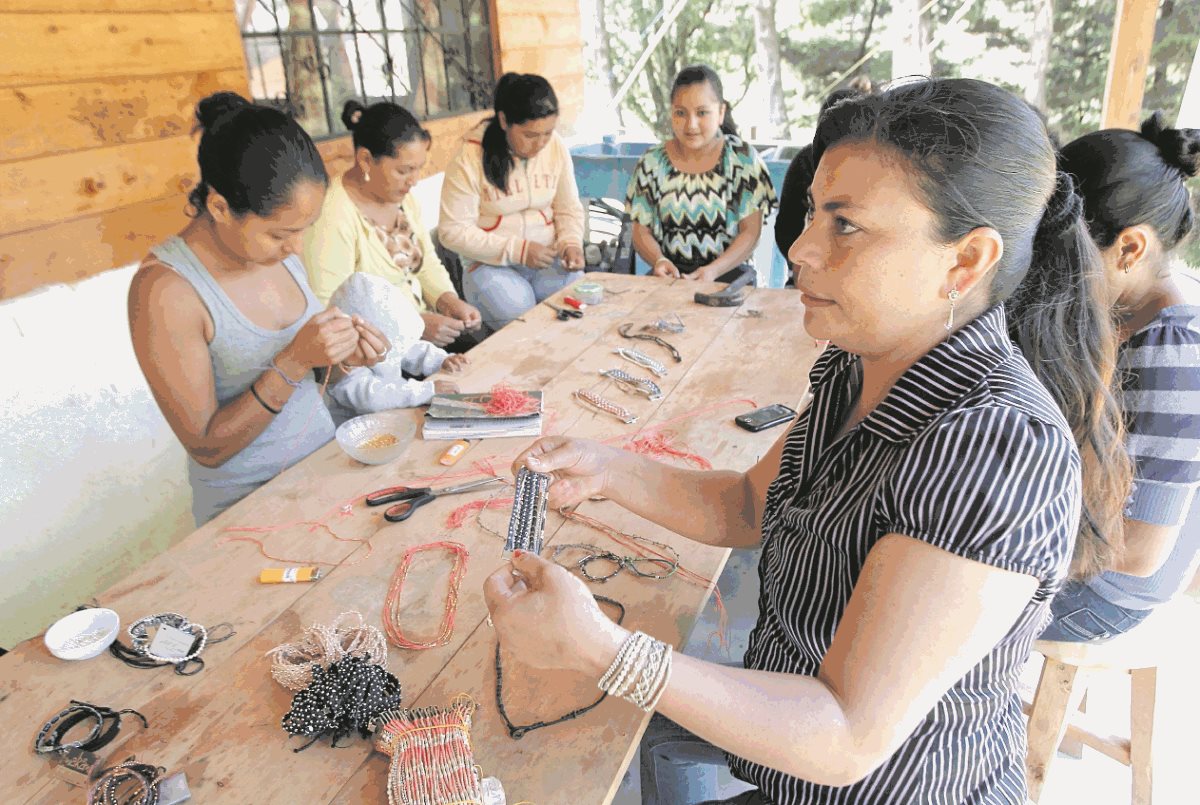 Los brazaletes y pulseras que vende Wakami las confeccionas mujeres en diferentes regiones del país. (Foto Prensa Libre: Álvaro Interiano)