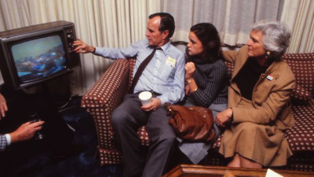 Bush ganó la elección presidencial de 1988. En la foto se ve con su familia esperando los resultados por televisión. GETTY IMAGES