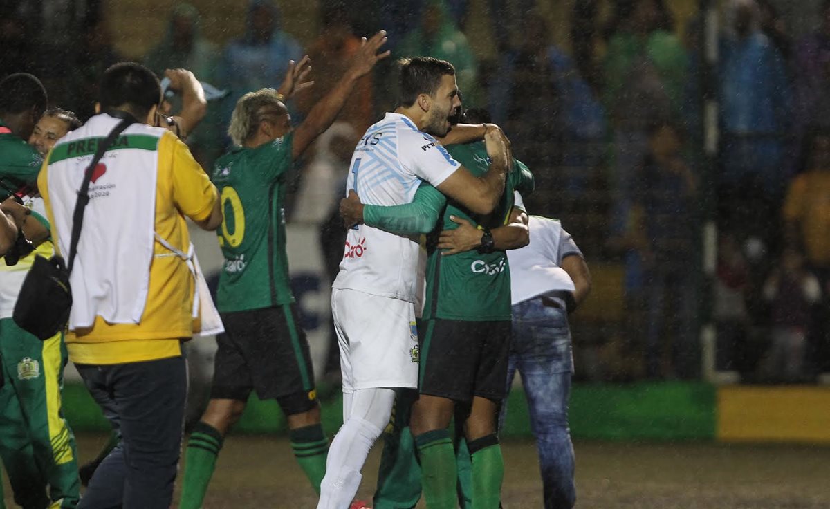 Así festejaron los jugadores de Guastatoya al final del partido. (Foto Prensa Libre: Norvin Mendoza)