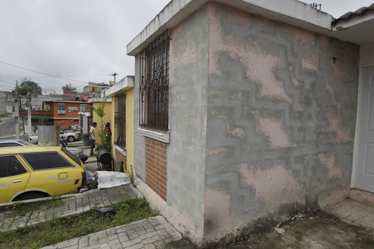 Las viviendas han sido declaradas inhabitables por el riesgo de hundimientos, deslizamientos y derrumbes. (Foto Prensa Libre: Edwin Bercián)
