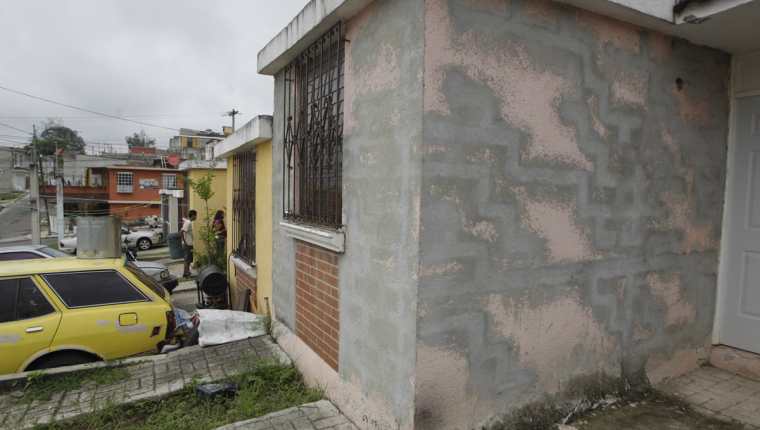 Las viviendas han sido declaradas inhabitables por el riesgo de hundimientos, deslizamientos y derrumbes. (Foto Prensa Libre: Edwin Bercián)
