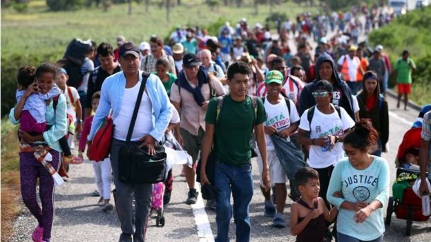 Miles de migrantes de Centroamérica marchan en grandes grupos con el objetivo de llegar a Estados Unidos. REUTERS
