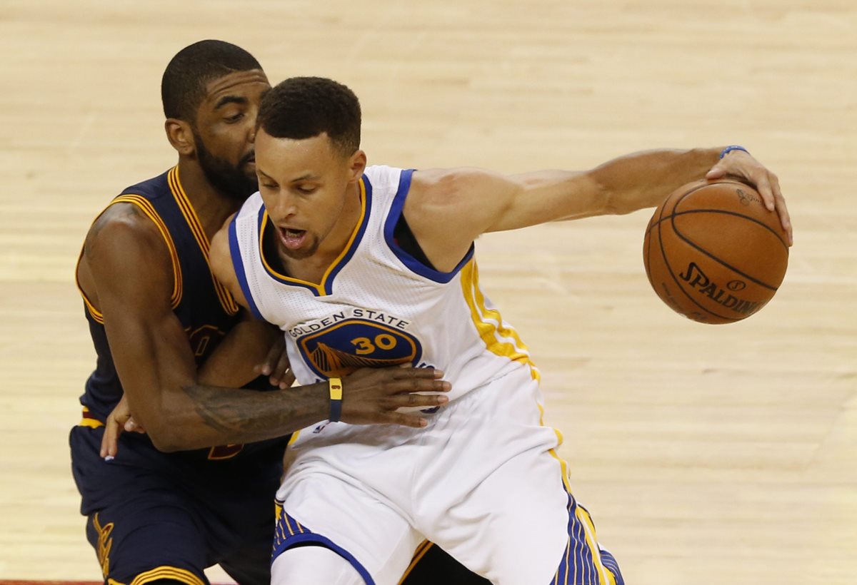 Kyrie Irving (L) trata de detener a Stephen Curry en el segundo partido de la serie. (Foto Prensa Libre: EFE)