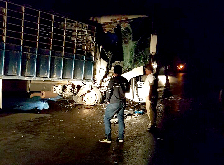 Accidente ocurrió porque camión rebasó en curva. (Foto Prensa Libre: Dony Stewart)