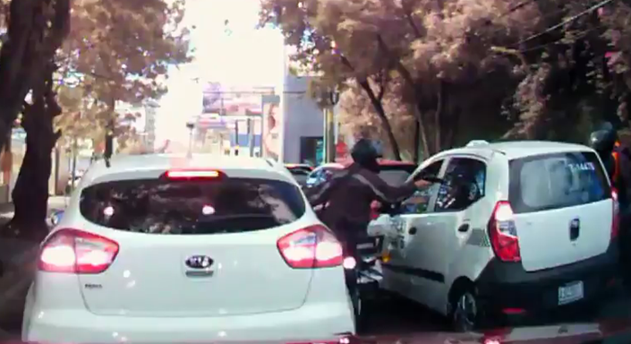 Los asaltos se registran a diario en distintos puntos de la capital. (Foto Prensa Libre: Hemeroteca PL).