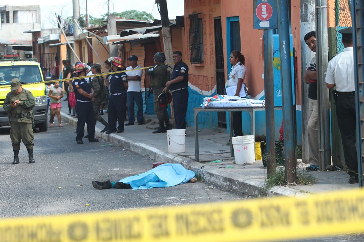 La mujer quedó sobre el pavimento, mientras que la hermana murió en el hospital. (Foto Prensa Libre: Alvaro Interiano)