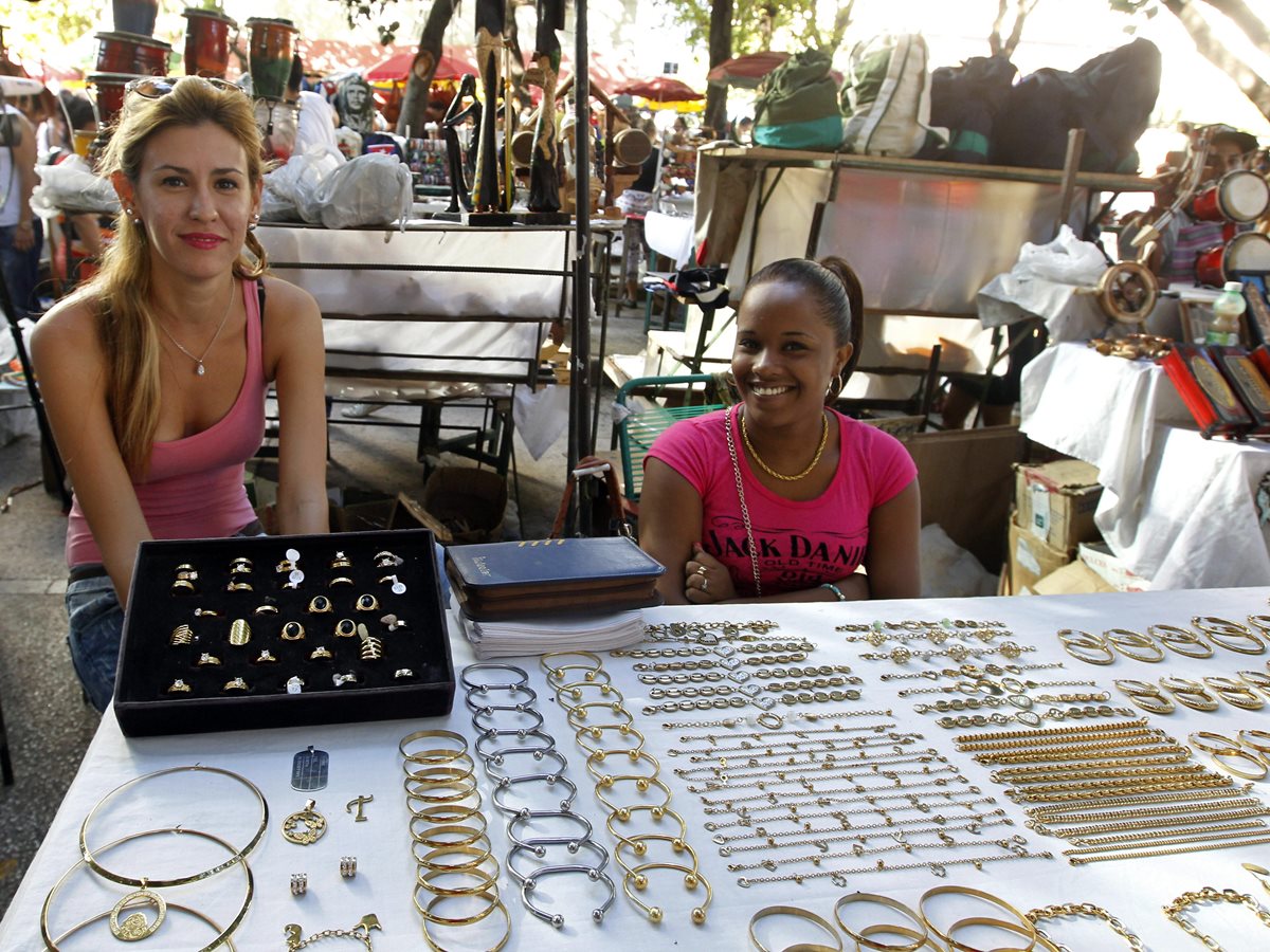 El turismo y el comercio de artesanías se reactivaron por visita del Papa Francisco a Cuba . (Foto Prensa Libre: EFE)