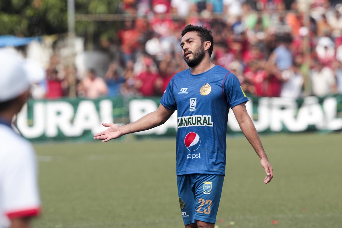 La expulsión de Kamiani Félix rememora la que sufrió en la semifinal de ida del Clausura 2016 el delantero Carlos Ruiz. (Foto Prensa Libre: Norvin Mendoza)