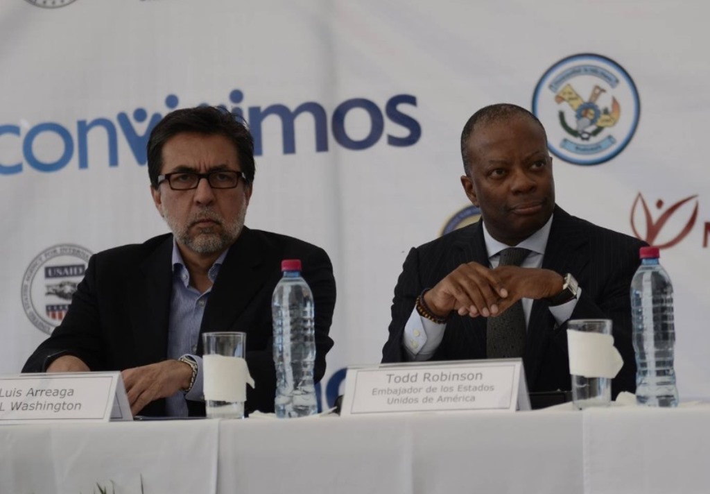 Luis Arreaga, nominado para ser embajador de Estados Unidos, y Todd Robinson, actual embajador, durante un acto oficial en Guatemala en diciembre de 2015. (Foto Prensa Libre: Hemeroteca PL)