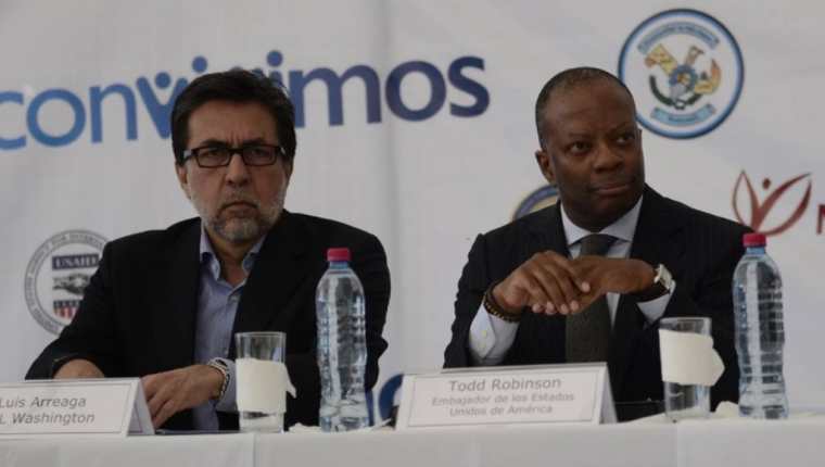 Luis Arreaga, nominado para ser embajador de Estados Unidos, y Todd Robinson, actual embajador, durante un acto oficial en Guatemala en diciembre de 2015. (Foto Prensa Libre: Hemeroteca PL)